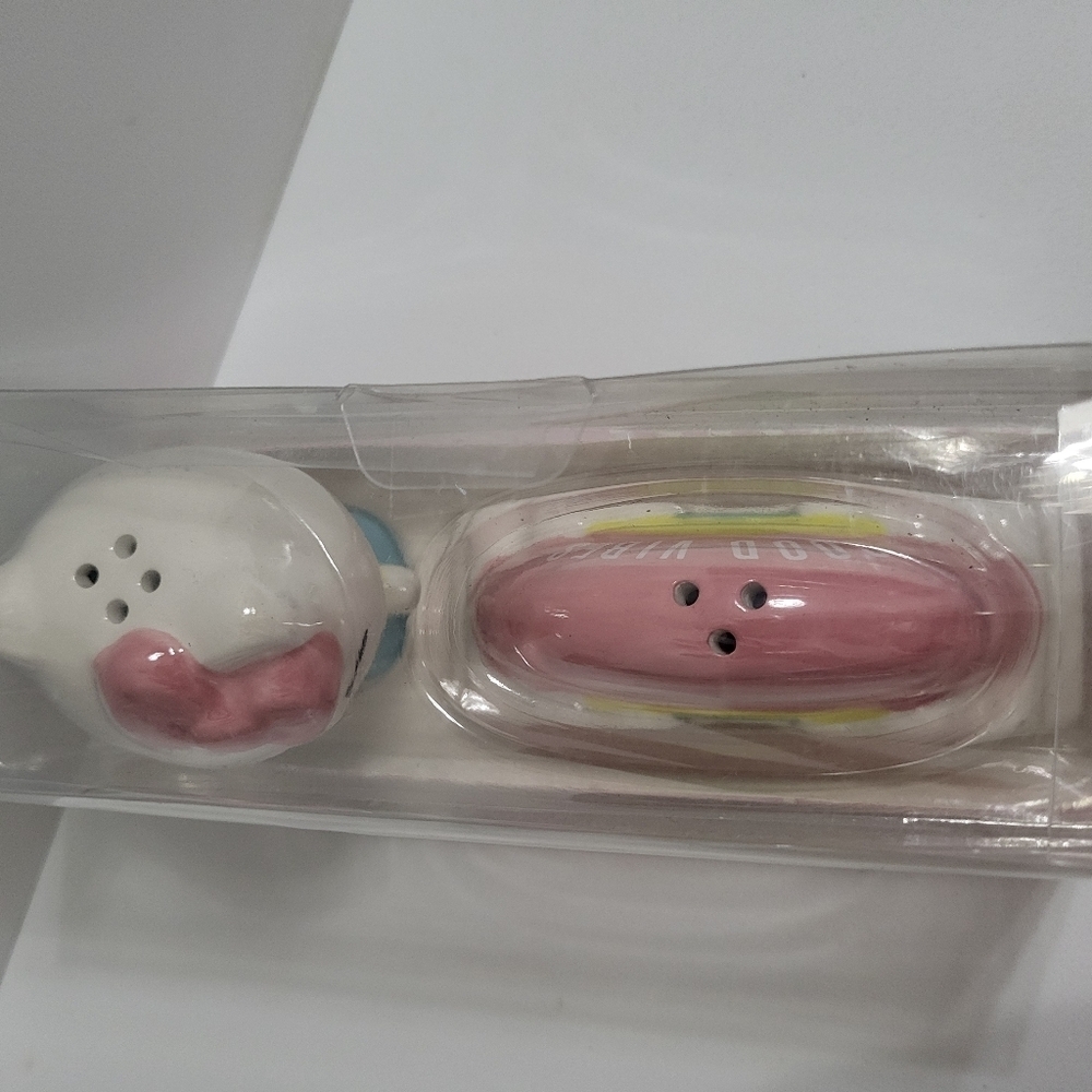 Hello Kitty Pink and White Salt & Pepper Shaker Set - Picture 2 of 4